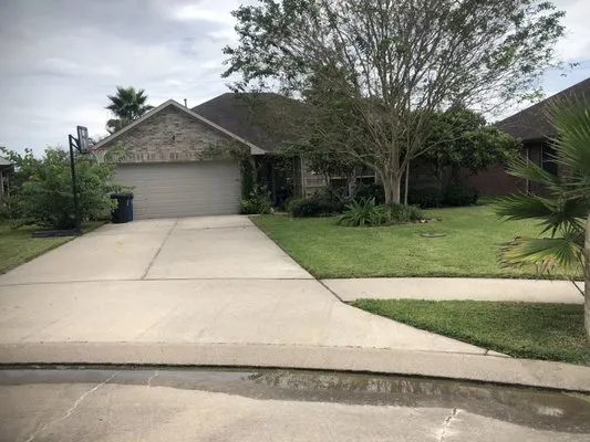 Larsen's Landscaping & Lawn Services Logo