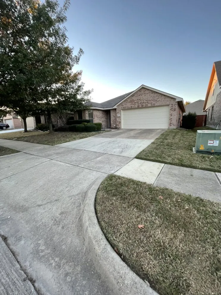 Custom lawn mowing service in Heartland, TX by Las Brisas Lawn Service