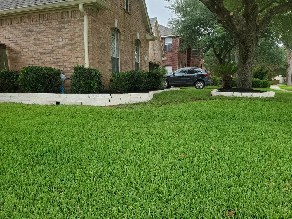 Local lawn mowing service experts serving Sugar Land, TX - Lasting Landscapes