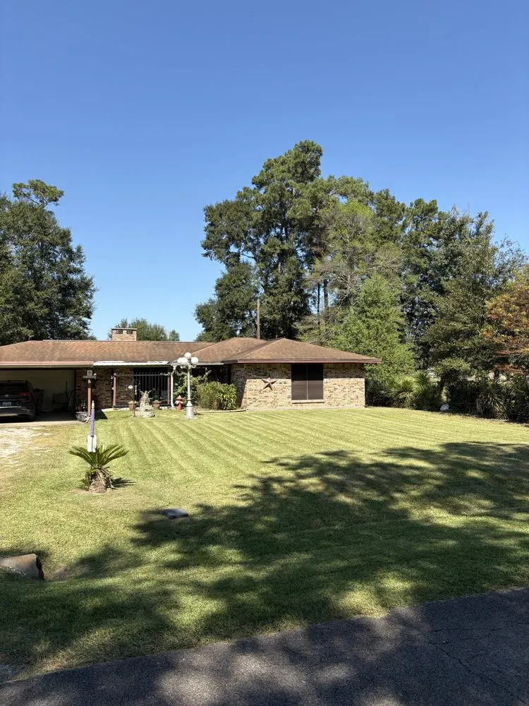 Affordable garden landscaping in Vidor, TX by Lathan’s Professional Lawn And Landscaping