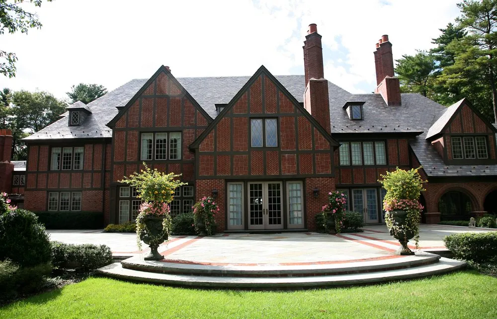 Expert yard cleanup service for residential properties across Huntington, NY - Laurel Group