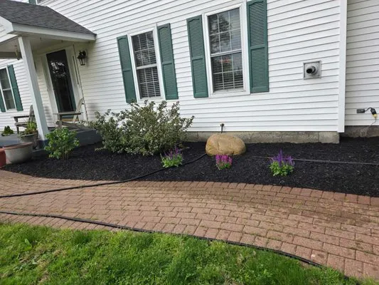 Lavariega Landscaping Logo