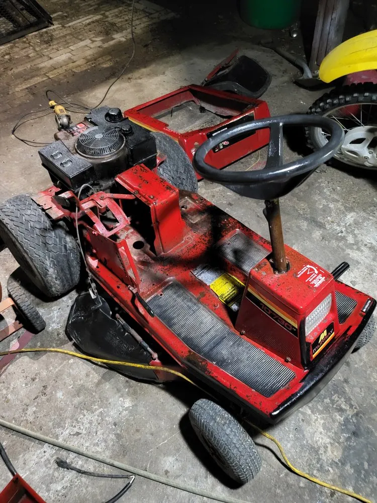 Custom lawn mowing service for beautiful yards across Edcouch, TX - Lavate Las Manos