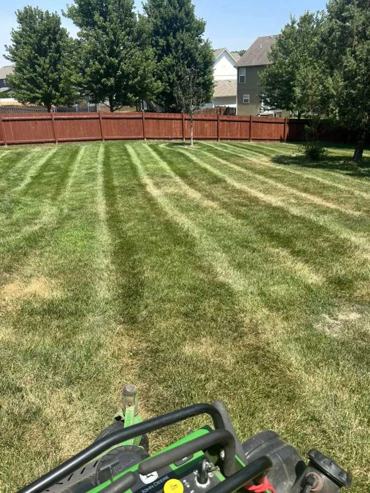 Top-rated lawn mowing service experts serving Lee's Summit, MO - Lawn & Load Experts
