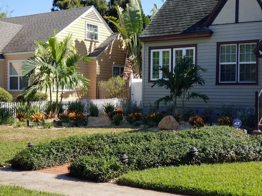 Lawn & Tree Salon Logo