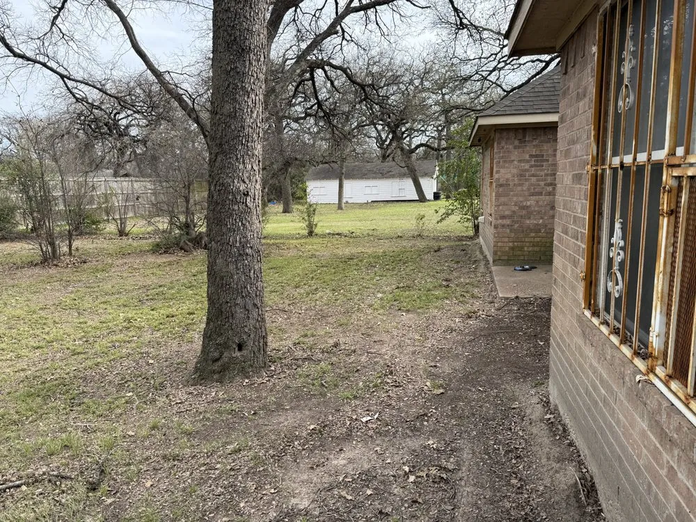 Local yard maintenance for homes in Dallas, TX by Lawn and Go