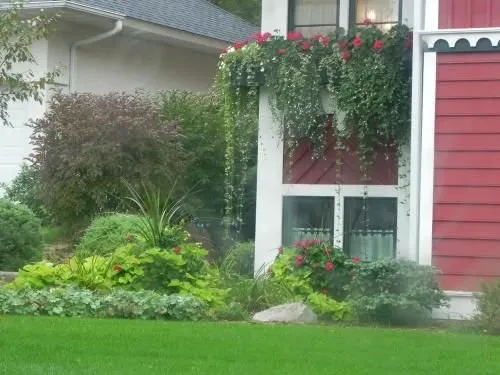 Top-rated yard cleanup service in Circle Pines, MN by Lawn and Landscape Gardens