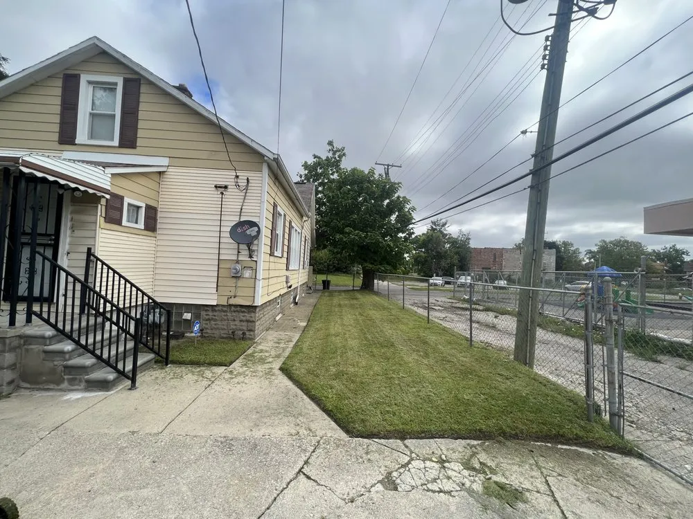 Custom lawn mowing service near you across Detroit, MI - Lawn Care And Lanscape