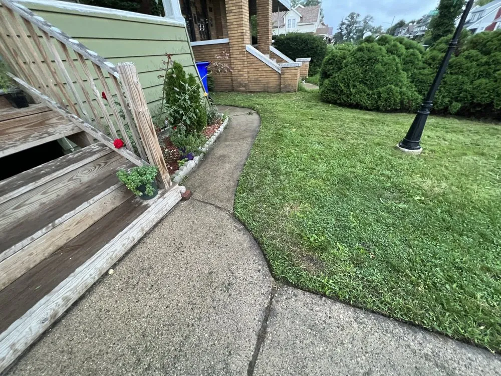 Custom yard maintenance in Detroit, MI - Lawn Care And Lanscape