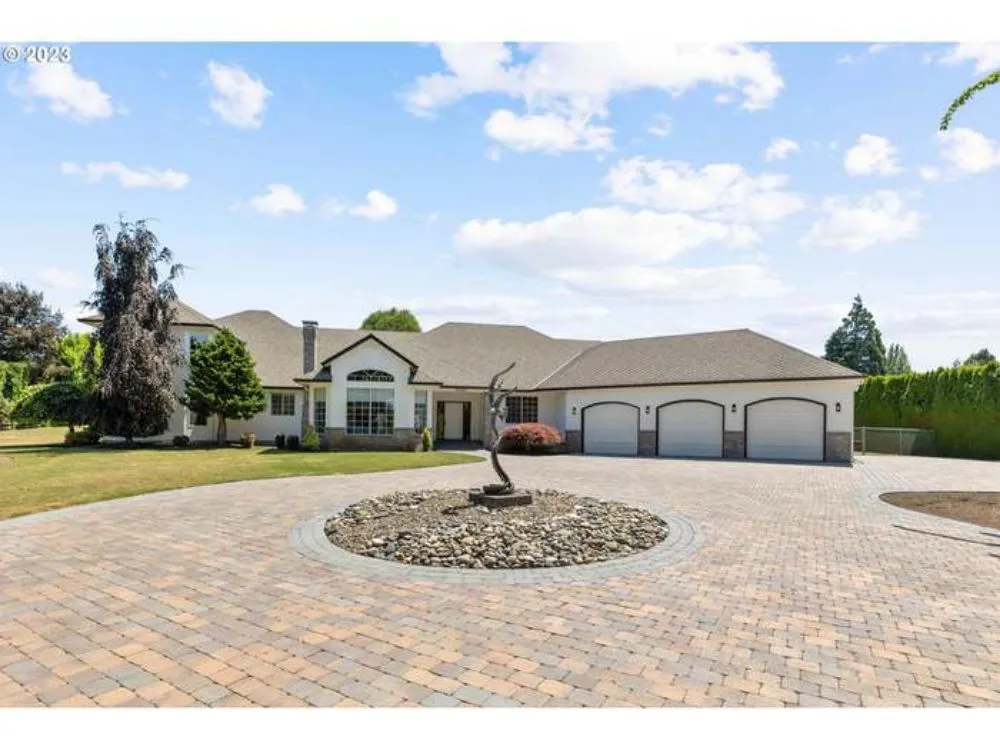 Affordable yard cleanup service for beautiful yards across Vancouver, WA - Lawn Care By Dan