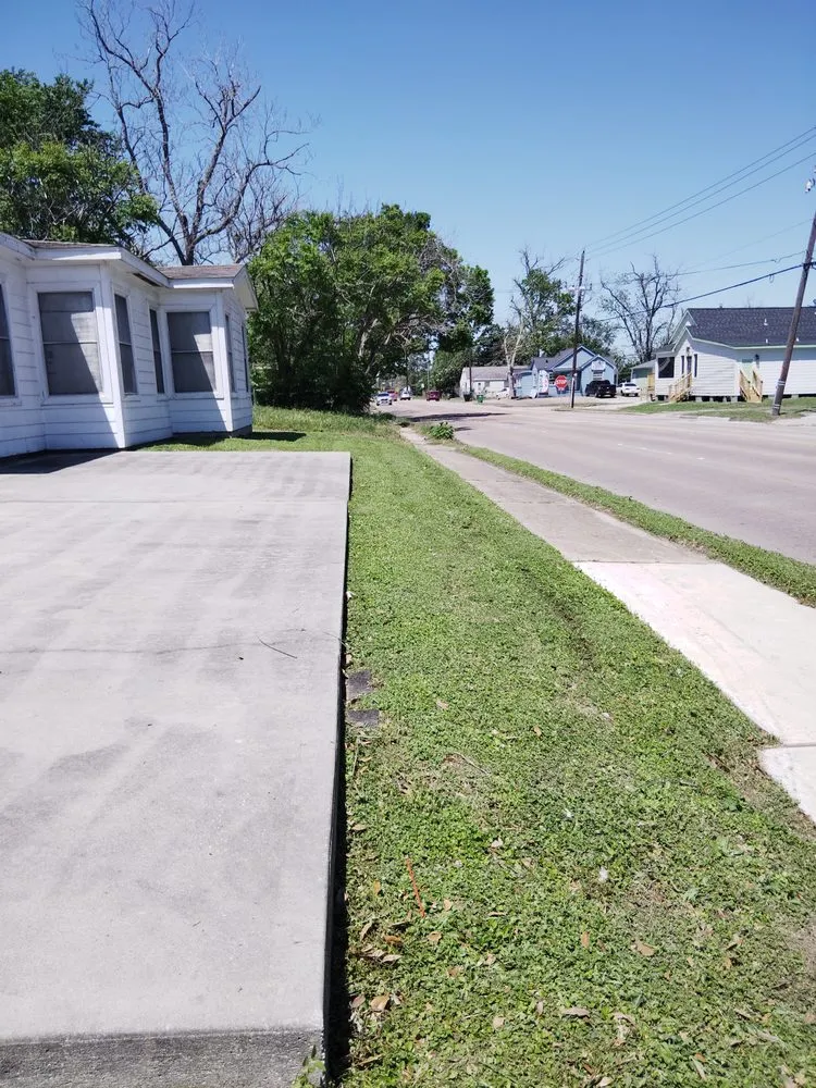 Expert yard cleanup service in South Houston, TX - Lawn Care the Charm