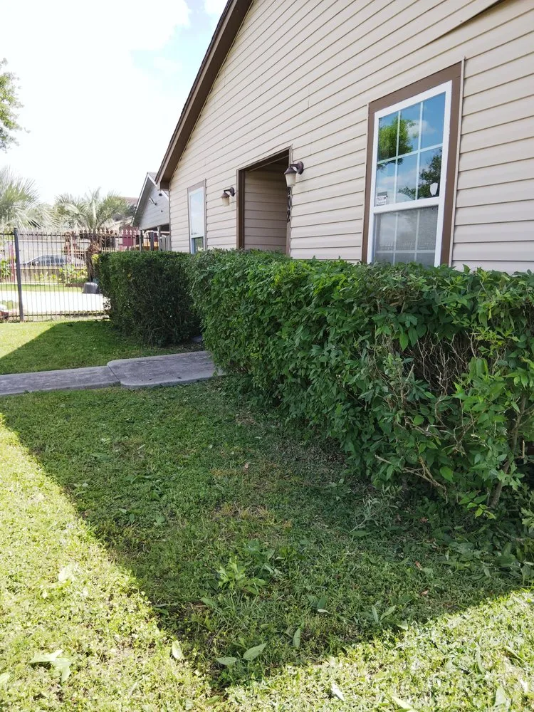 Custom garden landscaping in South Houston, TX by Lawn Care the Charm