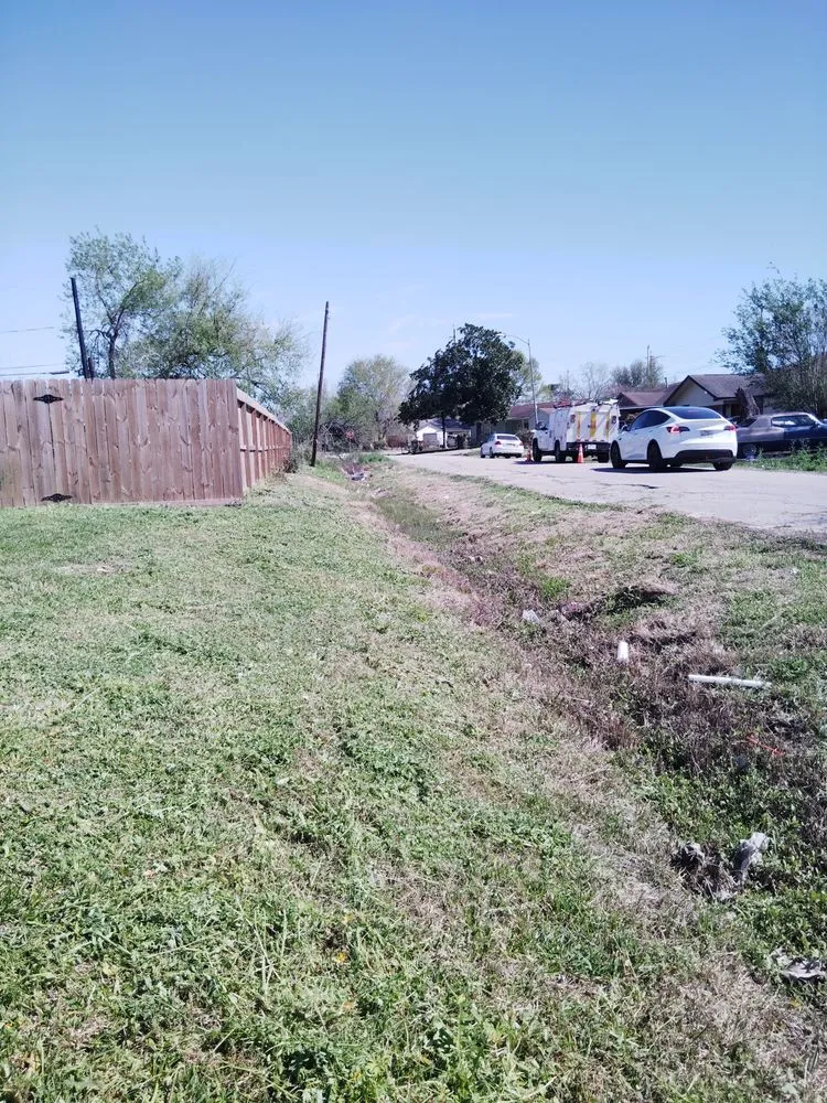 Local yard cleanup service in South Houston, TX - Lawn Care the Charm