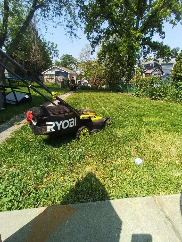 Professional lawn mowing service experts serving Berwyn, IL - Lawn Clippers EG
