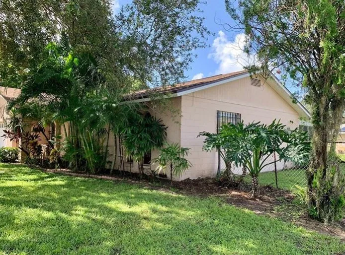 Local garden landscaping for outdoor upgrades in Orlando, FL by Lawn Commander