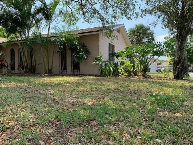 Professional yard cleanup service for homes across Orlando, FL - Lawn Commander