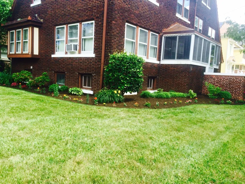 Custom lawn mowing service experts serving Shaker Hts, OH - Lawn Crafters