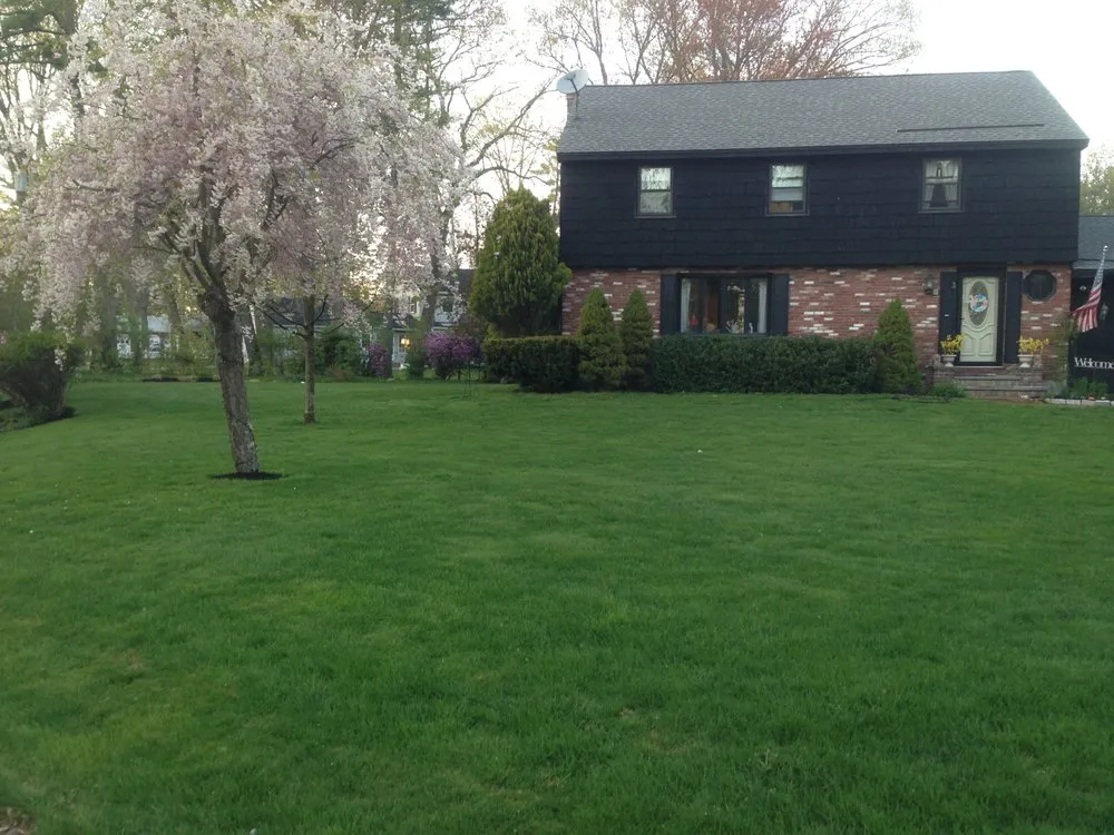 Expert garden landscaping experts serving Nashua, NH - Lawn Dawg