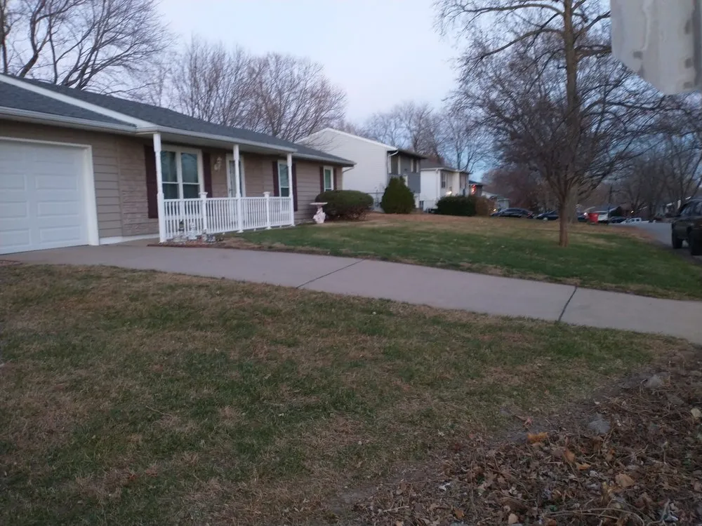 Custom lawn mowing service in Kansas City, MO - Lawn Expressions