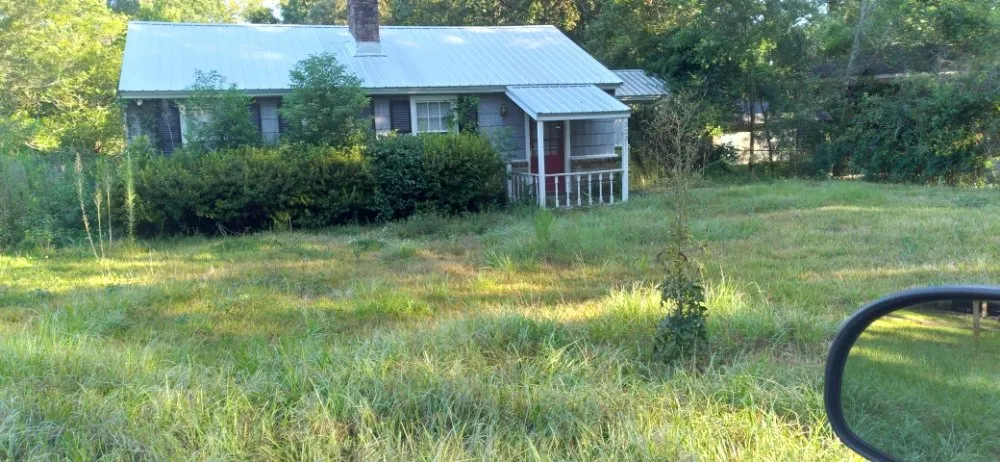 Professional yard maintenance in Mobile, AL by Lawn Hoppers