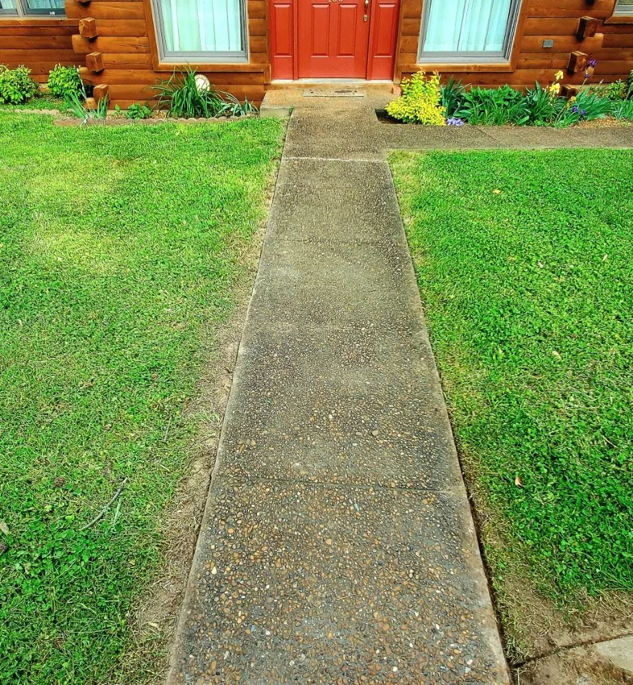 Top-rated garden landscaping for homes in Paducah, KY by Lawn Love Lawncare