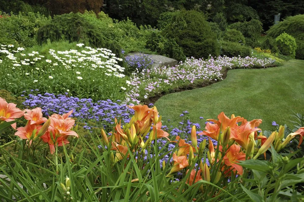 Top-rated garden landscaping for residential properties across Orlando, FL - Lawn Maintenance Master