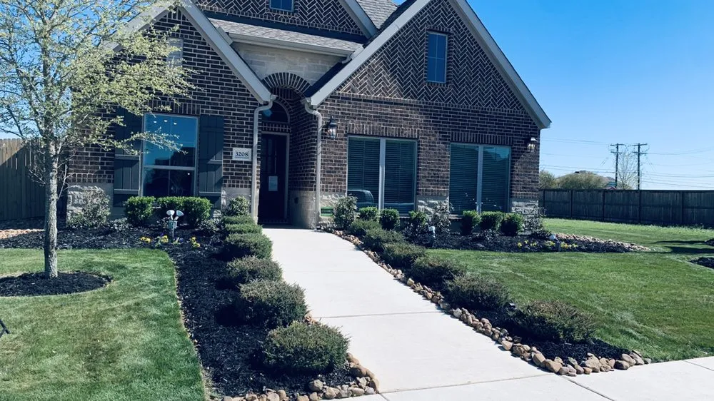 Custom lawn mowing service with custom design in San Antonio, TX by Lawn service varela