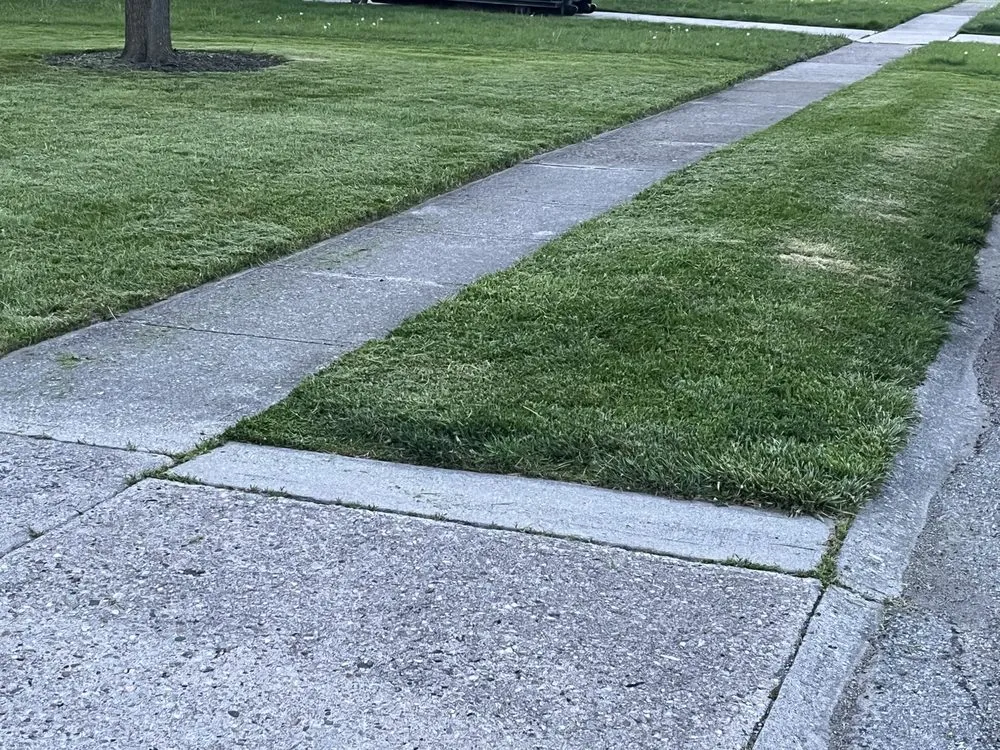 Custom lawn mowing service in Hamilton, OH by Lawn Starz