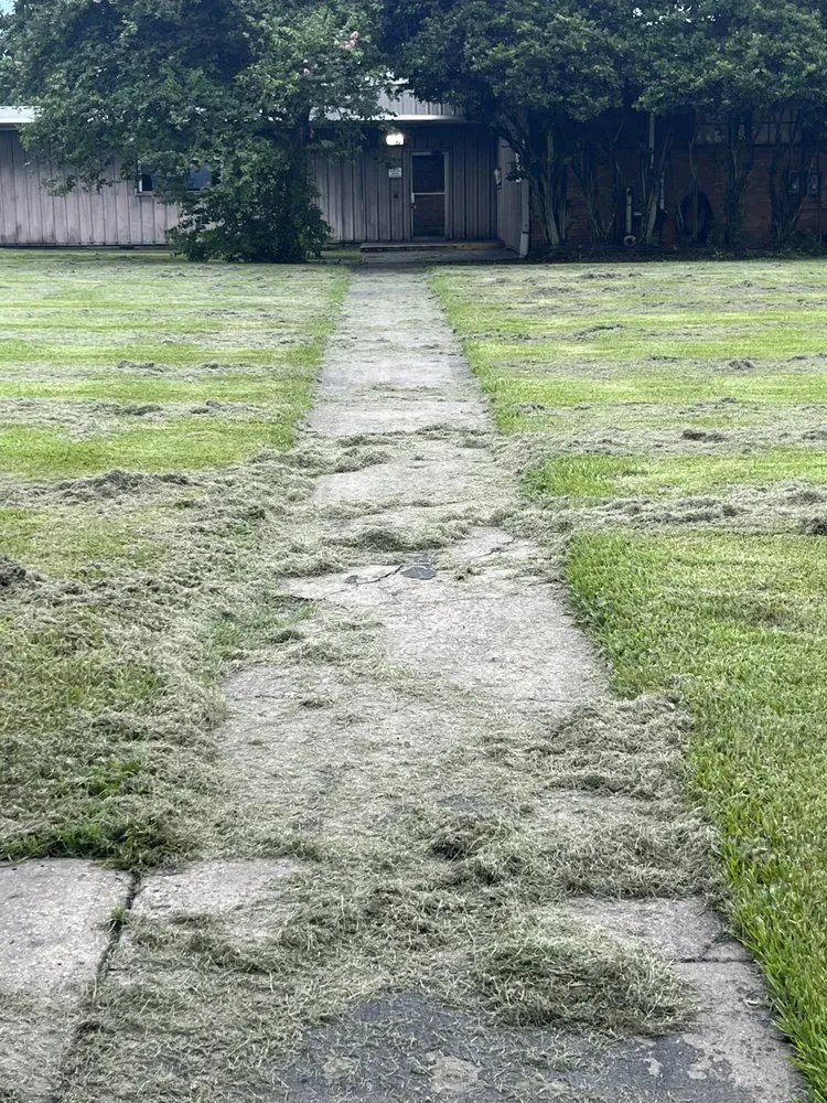 Affordable yard maintenance in New Iberia, LA by Lawn Starz