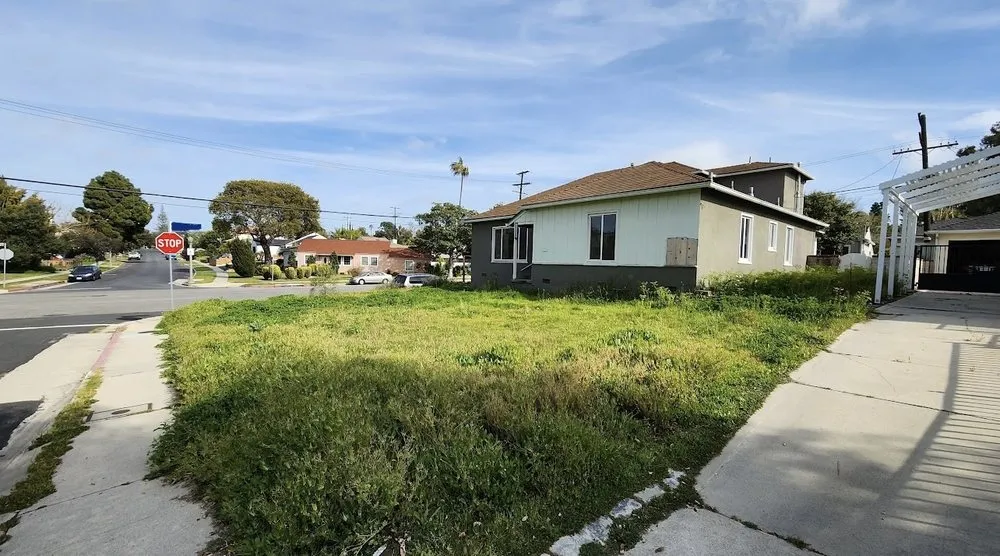 Affordable yard cleanup service experts serving Los Angeles, CA - Lawnmowers Landscaping