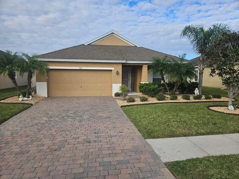 Custom lawn mowing service in Melbourne, FL - Lawns by Mason