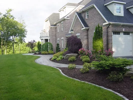 Lawns to Leashes Logo