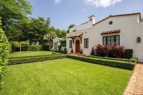 Lawns To Remember Logo