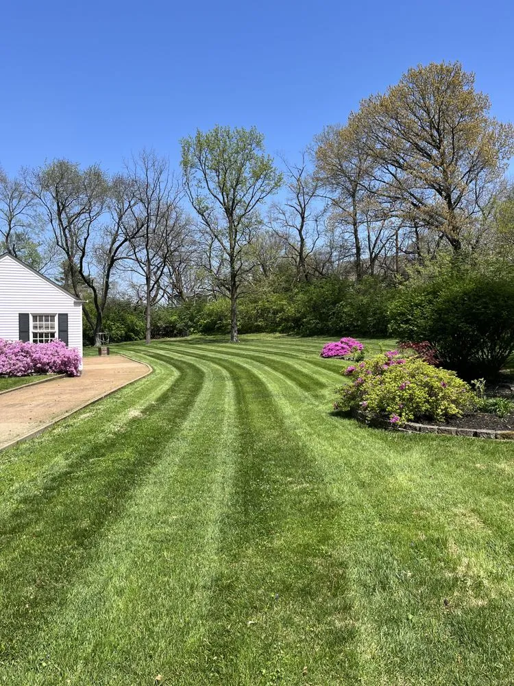 Local lawn mowing service experts serving St. Louis, MO - Lawns Unlimited