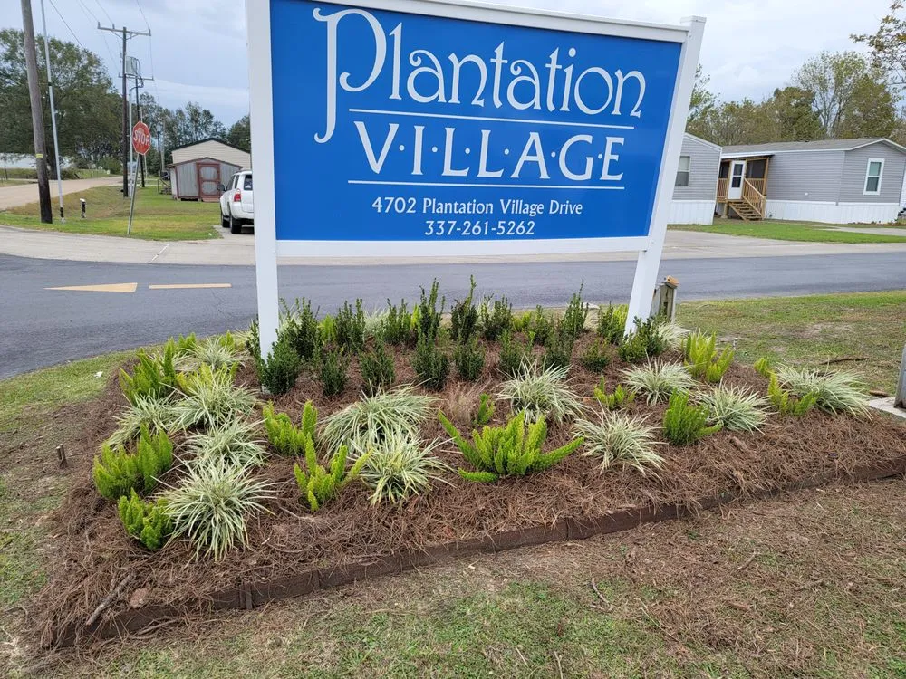 Custom lawn mowing service with custom design in Lafayette, LA by LawnScape