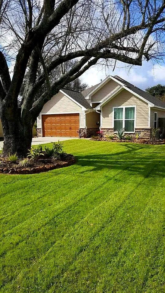 Local lawn mowing service experts serving Nederland, TX - Lawnscape
