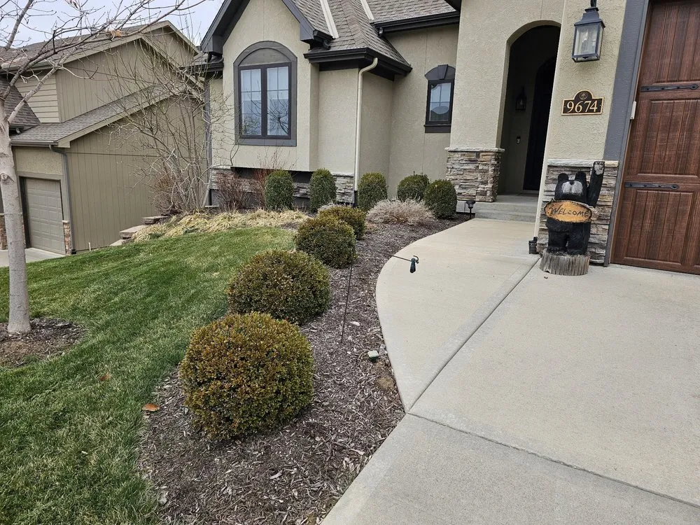 Professional lawn care service experts serving Parkville, MO - Lawnscape Specialists