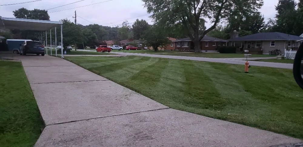 Custom lawn mowing service in Louisville, KY - Lawnscapes Of Louisville
