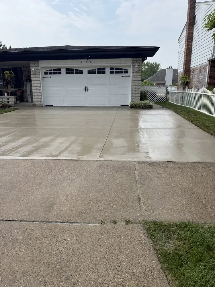 Affordable lawn mowing service experts serving Pontiac, MI - Lazaro's Construction