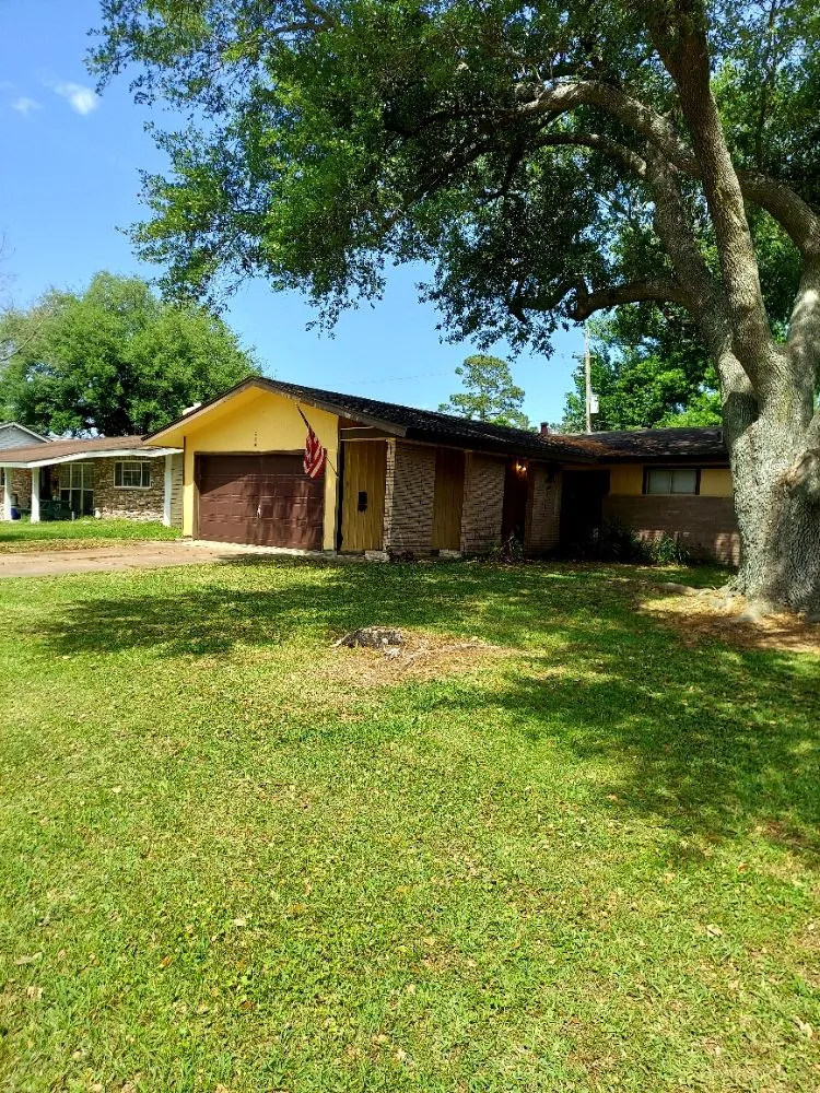 Affordable lawn mowing service for beautiful yards across Bridge City, TX - Lazy Cutz