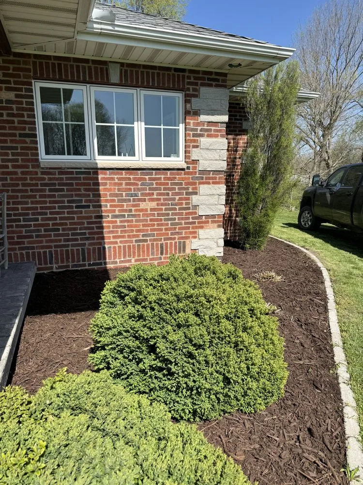 Custom residential landscaping in Galesburg, IL by LC Landscaping