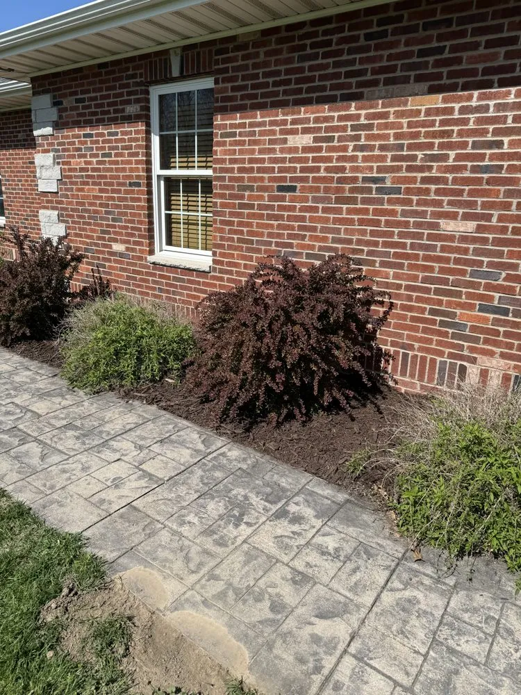 Custom garden landscaping in Galesburg, IL - LC Landscaping