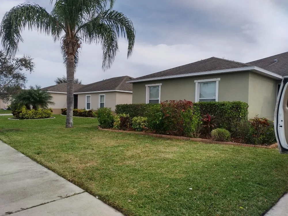 Local yard cleanup service in Ellenton, FL - Le Boss Landscaping