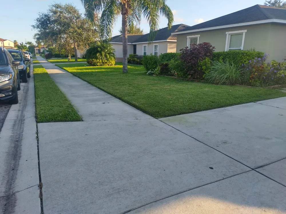 Expert lawn mowing service in Ellenton, FL - Le Boss Landscaping