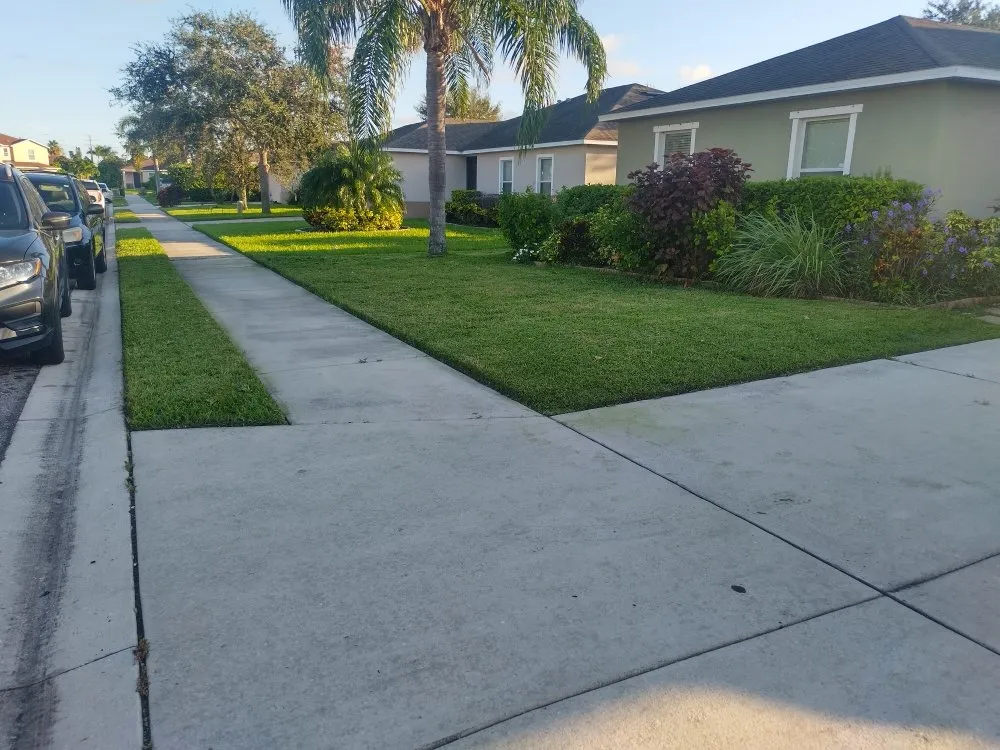 Expert lawn mowing service for residential properties across Ellenton, FL - Le Boss Landscaping