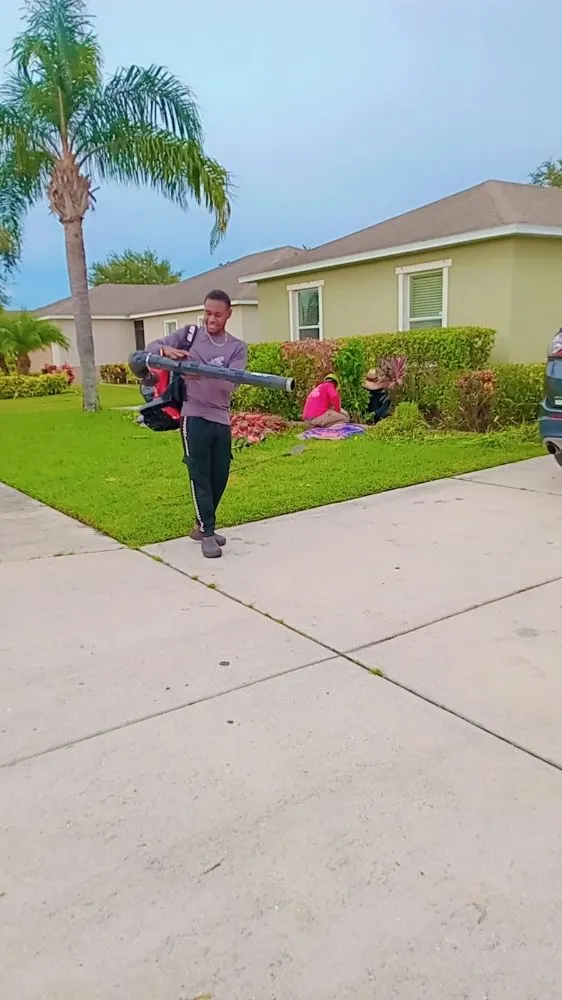 Top-rated landscaping services in Ellenton, FL by Le Boss Landscaping