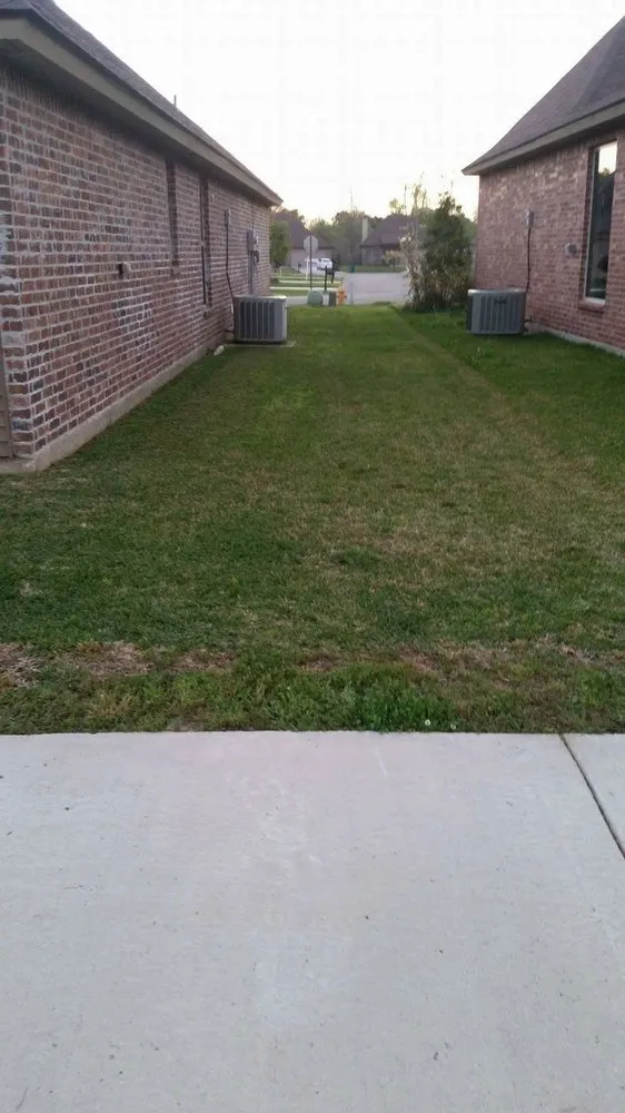 Professional residential landscaping with custom design in New Iberia, LA by Leading Edge Lawn Care