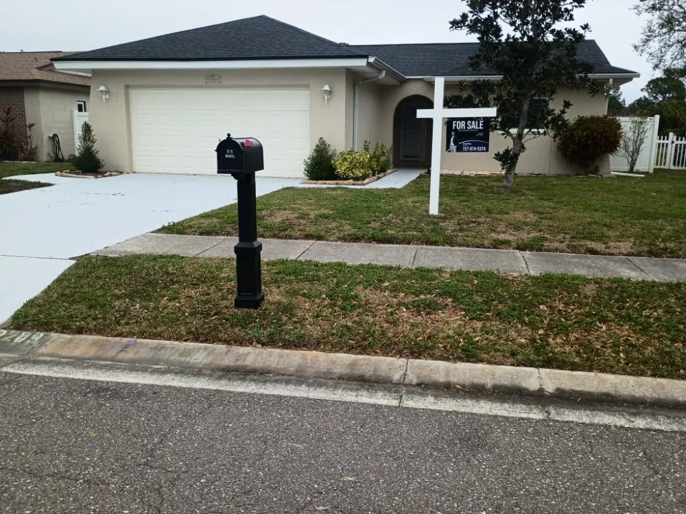 Expert lawn mowing service in Largo, FL by Leaf Cut Lawn Care