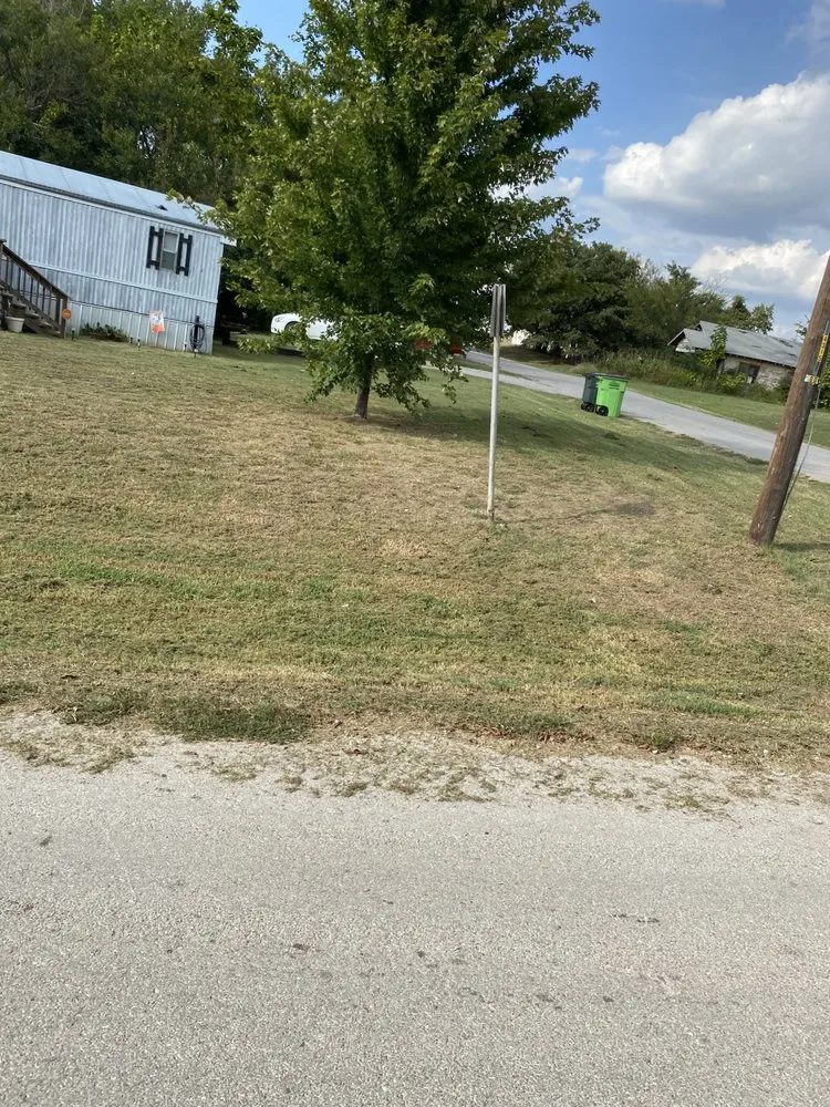 Professional outdoor landscaping in Davenport, OK by Leaftys Grass Cuttin