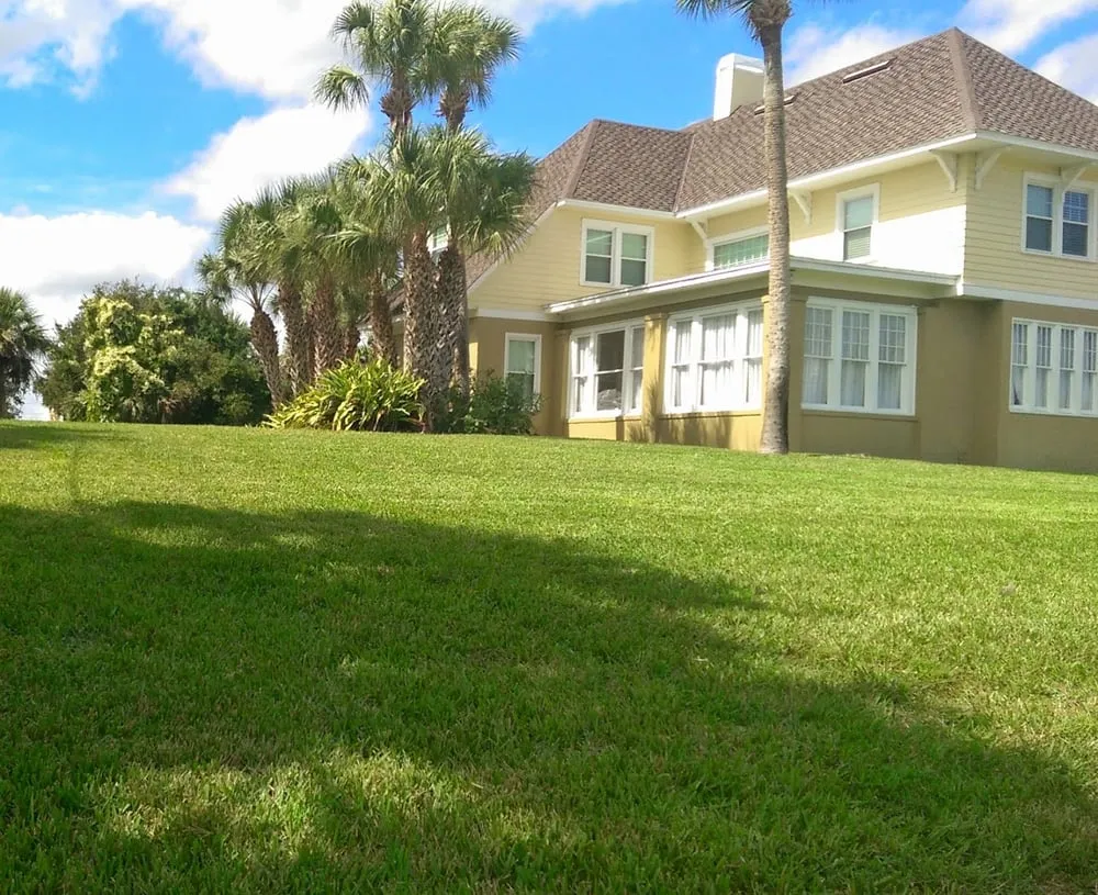 Affordable lawn care service experts serving New Smyrna Beach, FL - Leafy Landscape & Lawn Care